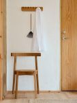 Einzeln bietet der Stuhl LUNAR CHAIR von FORM & REFINE im Eingangsbereich eine flexible Sitzgelegenheit und Ablage Dänischer Design Esszimmerstuhl aus Holz in Eiche Lunar Chair von Form and Refine