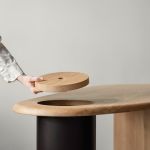 Abnehmbarer Deckel für zusätzlichen Stauraum im Stahlbein des Schreibtisch THE ECLIPSE DESK von Audo Copenhagen Eleganter Schreibtisch aus Holz und Stahl The Eclipse Desk von Menu