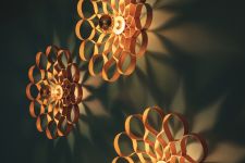 Aus Eschenholz gefertigte Wandleuchte ARAME zur stimmungsvollen Beleuchtung im Wohnzimmer Tom Raffield - ARAME Wandleuchte für das Wohnzimmer aus Esche