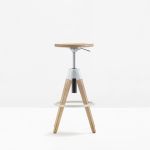Eleganter Holzhocker ARKI-STOOL mit ausgefahrener Sitzfläche Barhocker aus Holz und Stahl weiß lackiert von Pedrali - ARKI-STOOL