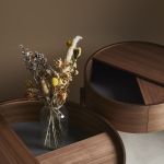 Der Beistelltisch ARC SIDE TABLE von WOUD ist gut durchdacht gestaltet und überzeugt auch optisch auf ganzer Linie - ganz im Sinne der dänischen Designtradition WOUD - ARC SIDE TABLE Beistelltisch mit Strauraum aus Holz im dänischen Design