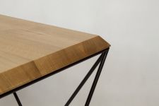 Nahaufnahme der Tischplatte des TULIP Beistelltischs von take me HOME aus hochwertigem Eichenholz Beistelltisch aus Eichenholz Nahaufnahme - TULIP von take me HOME