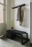 Schlichte schwarz lackierte Wandgarderobe CUTTER RACK mit der Sitzbank CUTTER BENCH in Eiche Garderobe aus Holz in Eiche schwarz - CUTTER RACK von Skagerak