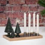 Weihnachtlich dekoriertes Holztablett CANDLE TRAY mit den Tannenbäumen TREE von The Oak Men The Oak Men - CANDLE TRAY Holztablett mit Kerzenhaltern aus Edelstahl