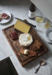 Rustikaler Charme beim Anrichten von Speisen auf dem 35 x 24 cm großem Schneidebrett DANIA Schneidebrett Saftrille - DANIA CUTTING BOARD von Skagerak