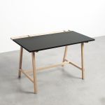Andersen Furniture - D1 WORK DESK Design Schreibtisch aus Holz und Linoleum in anthrazit