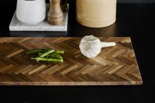 Hochwertiges Servierbrett aus Teakholz mit Fischgräten-Design - SILD TRAY von Skagerak