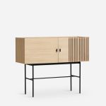 120 cm breites Sideboard ARRAY von WOUD in Eiche, weißpigmentiert lackiert mit schwarzem Metallgestell ARRAY von WOUD - Sideboard aus Holz mit Metallgestell