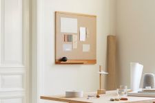 Die Holz Pinnwand RIM PINBOARD von FORM & REFINE bietet auf einer schmalen Ablage zusätzlichen Platz für kleine Objekte wie Stifte Pinnwand aus Holz Rim Pinboard von Form & Refine