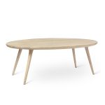 ovaler Design Wohnzimmertisch in Eiche natur - ACCENT LOUNGE TABLE von Mater
