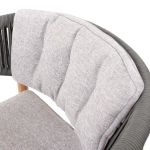 Detailansicht der gepolsterten Rückenlehne des Gartenstuhls MARCELLA DINING CHAIR von Traditional Teak mit komplementärer Polsterung Detailansicht der Polsterung des Gartenstuhls aus Teak mit Geflecht MARCELLA DINING CHAIR von Traditional Teak