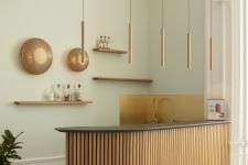 Modernes Tresen-Setting mit der schmalen Pendelleuchte CHIMES TALL von im dänischen Design UMAGE Design Pendelleuchte schmal aus Holz mit LED - CHIMES TALL von UMAGE
