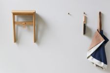 ANGLE STOOL von FORM & REFINE - Klappbarer Hocker aus natürlichem Eichenholz an der Wand FORM & REFINE ANGLE STOOL - Klappbarer Hocker aus Holz