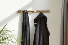 Aus Holz gefertigter Kleiderhaken TRACK im modernen Design von applicata Kleiderhaken aus Holz im modernen Design - TRACK von applicata
