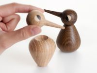 Dank des frei beweglichen Kopfes können die Vogelfiguren BIRD von architectmade nach Lust und Laune individuell ausgerichtet werden Detail Vögel aus Holz in klein und groß - BIRD von architectmade