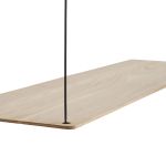 Detailansicht des Hängeregals STEDGE SHELF von WOUD in Eiche, weißpigmentiert lackiert mit schwarzer Metallaufhängung Wandregal Holz in Eiche weißpigmentiert STEDGE SHELF von WOUD