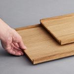 Die schlichte Formsprache des Serviertabletts TRAY von MOEBE stellt die natürliche Schönheit des Eichenholzes in den Mittelpunkt Holztablett aus Eiche TRAY von MOEBE
