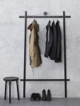 Moderner Kleiderständer CLOTHES RACK von Andersen Furniture in Esche schwarz gebeizt Kleiderständer modern in Esche schwarz gebeizt von Andersen Furniture - CLOTHES RACK