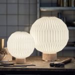 Model 375 von LE KLINT runde Design Tischleuchte mit Papier Lampenschirm und Fuß aus Eiche
