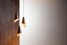 dimmbare Design Pendelleuchte in Kegelform KEEL PENDANT aus Holz von Tom Raffield dimmbare Design Pendelleuchte Kegel aus Holz KEEL PENDANT von Tom Raffield