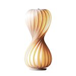 Design Tischlampe TR7 TABLE LAMP von Tom Rossau aus Birkenholzfurnier im eingeschalteten Zustand TR7 Table Light von Tom Rossau - Design Tischlampe aus Holz