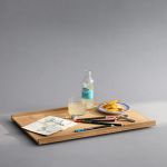 Dank seines schlichten Designs ist das Holztablett TRAY von MOEBE vielseitig einsetzbar - auch als Unterlage oder Ablage MOEBE TRAY Holztablett aus Eiche dänisches Design