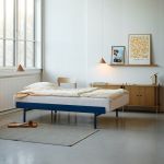 MOEBE BED Ausziehbett aus pulverbeschichtetem Stahl in Cobalt Blue