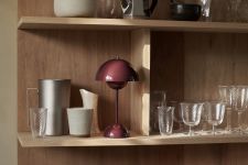 Akku Tischleuchte in Dark Plum - Flowerpot VP9 von &Tradition