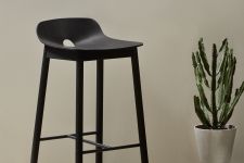 Eleganter Design Tresenstuhl MONO COUNTER CHAIR aus Holz mit kleiner Lehne von WOUD Design Tresenstuhl aus Holz mit kleiner Lehne - MONO COUNTER CHAIR von Woud