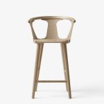 IN BETWEEN SK9 von &tradition Barhocker mit Armlehne in Eiche weiß