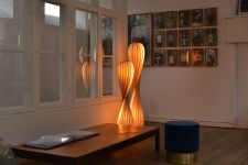 Stimmungsvolle Stehlampen TR7 (L) und TR7 (M) von Tom Rossau mit tranzulenten Holzfurnier aus Birke moderne Stehlampe Holz TR7 von Tom Rossau