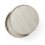 Draufsicht auf den geöffneten Couchtisch TURNING TABLE in Eiche weiß von Audo Copenhagen runder Couchtisch aus Holz Eiche weiß mit Stauraum - TURNING TABLE von MENU