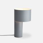 Elegante Tischleuchte TANGENT TABLE LAMP von WOUD in der Variante Cool Grey Elegante Tischleuchte in Cool Grey - Die Tangent Table Lamp von Woud