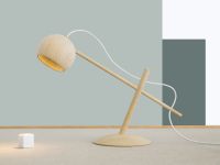 Klare Linien, ausgewählte Materialien und eine hochwertige Verarbeitung machen die Schreibtischleuchte LUNE LAMP von Brdr. Krüger zu einem echten Highlight Brdr. Krüger - LUNE LAMP Schreibtischleuchte mit LED aus Holz im dänischen Design