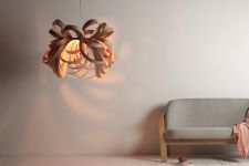 Stilvolle Pendelleuchte BUTTERFLY GIANT aus gebogenem Holzfurnier von Tom Raffield Pendelleuchte für hohe Räume aus gebogenem Holzfurnier - BUTTERFLY GIANT von Tom Raffield