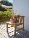 Wird der Gartenstuhl PLANK von Skagerak gerade nicht aktiv genutzt, überzeugt er auch als Blumenbank Gartenstuhl aus Teakholz - PLANK CHAIR von Skagerak