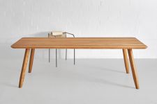 Je nach Bedarf und Einsatzzweck ist der Esstisch AETAS von vitamin design in verschiedenen Größen und Holzarten erhältlich  Esszimmertisch Holz in Eiche geölt AETAS von vitamin design