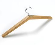 Der hochwertige Garderobenbügel MILANO HG-3 von Hoigaard in Eiche Garderobenbügel Holz in Eiche MILANO HG-3 von Hoigaard