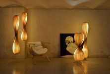 Die moderne Stehlampe TR7 von Tom Rossau in Kombination mit der Hängeleuchte TR7 Moderne Stehlampe TR7 von Tom Rossau mit Hängeleuchte TR7