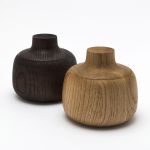 Runde Zuckerdosen BLOOM aus Holz mit Deckel von shibui in Esche, dunkel gebeizt (links) und Eiche natur (rechts) BLOOM von shibui - runde Zuckerdose aus Holz mit Deckel