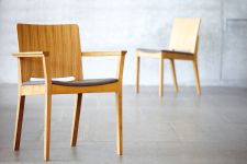 Design-Armlehnstuhl KELLY aus hochwertigem Holz von Jan Kurtz  Design-Armlehnstuhl KELLEY aus Holz von Jan Kurtz