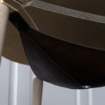 Der Couchtisch HANG OUT von UMAGE verdankt seinen Namen eben jener Hängematte, die unter der Tischplatte befestigt werden kann und eine stilvolle Aufbewahrungsmöglichkeit bietet Design Couchtisch in Eiche geölt - Hang Out Coffee Table von Umage