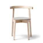 Vorderansicht des stapelbaren Esszimmerstuhls LUNAR CHAIR FORM & REFINE in Eiche, weiß geölt mit grau gepolsterter Sitzfläche Esszimmerstuhl grau gepolstert in Eiche, weiß geölt - Der Lunar Chair von Form and Refine