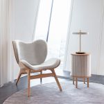 A CONVERSATION PIECE LOW LOUNGE CHAIR von UMAGE - Lounge Sessel aus Holz in Eiche