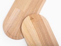 Klare Linien, natürliche Materialien und eine hochwertige Verarbeitung kennzeichnen die Servierabletts NIYA von Rio Lindo - ganz im Sinne des litauischen Designlabels ovale Serviertabletts aus Holz in Esche - NIYA OVAL TRAY von Rio Lindo