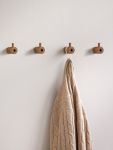Eine schlichte Form, langlebige Materialien und eine hochwertige Verarbeitung kennzeichnen die kleinen Wandhaken WOODEN WALL HOOK von MOEBE und versprechen eine lange Lebensdauer kleine Wandhaken aus Holz in Eiche - Wooden Wall Hook von Moebe