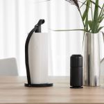 Der Küchenrollenhalter HANDS ON BIG von by Wirth hält die Papiertücher nicht nur in nächster Nähe bereit, sondern setzt diese auch stilvoll in Szene - Abbildung in Eiche, schwarz lackiert Küchenrollenhalter Design in Eiche schwarz HANDS ON BIG von by Wirth