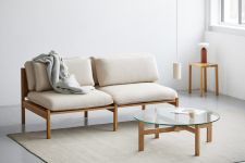Moderner Wohnraum mit dem Couchtisch ROUND COFFEE TABLE aus Eichenholz und einer Glasplatte von MOEBE Couchtisch rund aus Holz und Glas ROUND COFFEE TABLE von MOEBE
