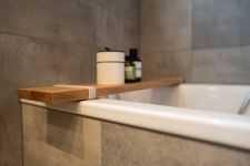 Hochwertiges Badebrett von Raumgestalt als stilvolle Ablage im Badezimmer - Foto: Franziska Grund Raumgestalt schmales BADEBRETT Holz Badewannenablage