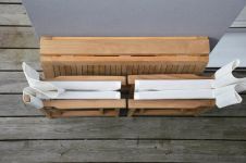 Zusammengeklappt lässt sich das Balkonmöbel-Set von Jan Kurtz mit dem Balkontisch CITY und den Regiesesseln URBAN platzsparend verstauen modernes BAlkonmöbel-Set zusammengeklappt aus Holz - CITY & URBAN von Jan Kurtz